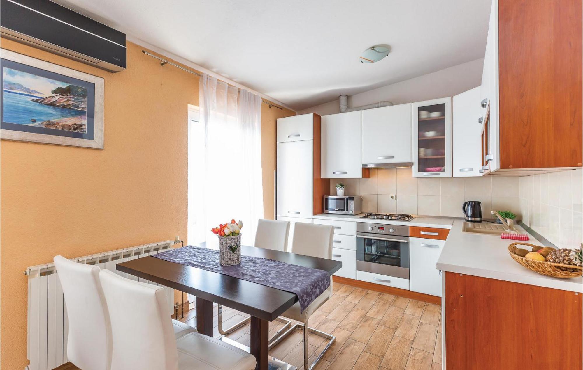2 Bedroom Cozy Apartment In Makarska Dış mekan fotoğraf