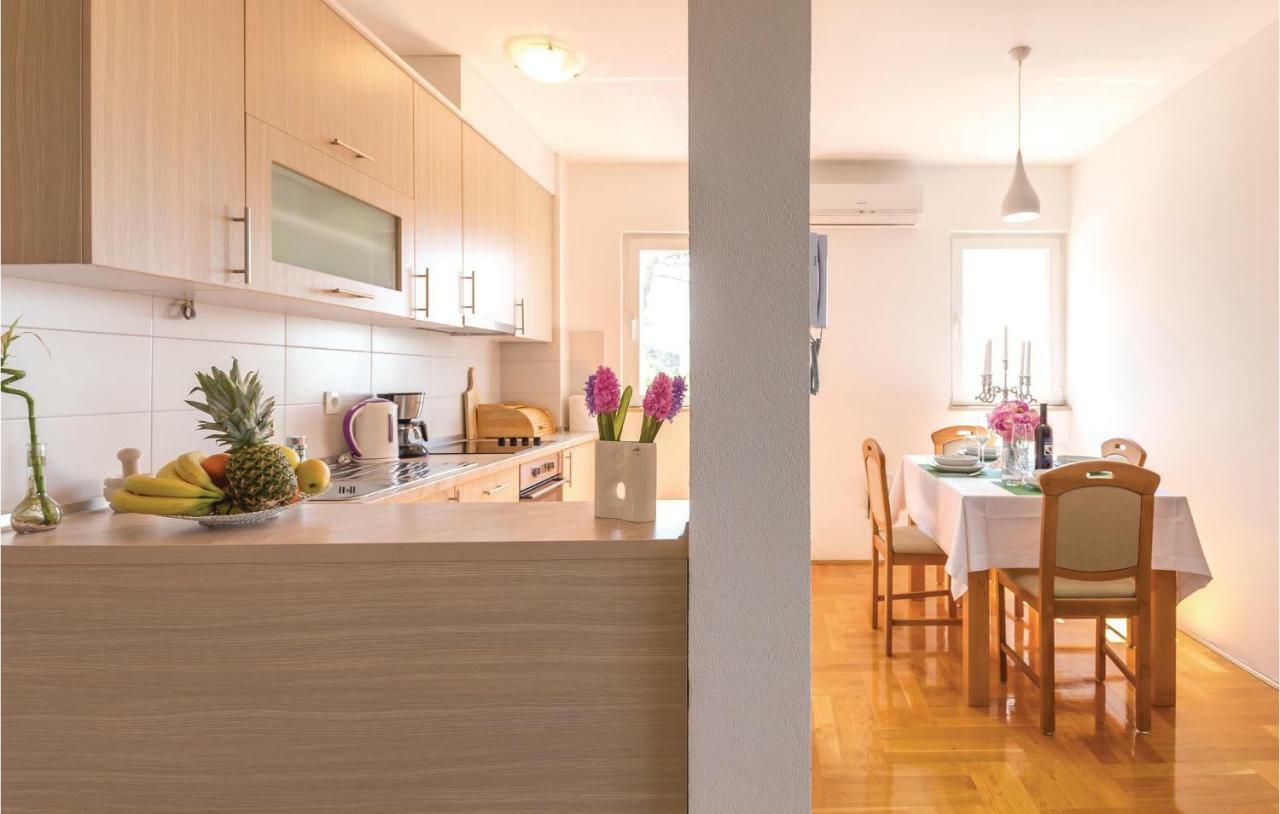 2 Bedroom Cozy Apartment In Makarska Dış mekan fotoğraf