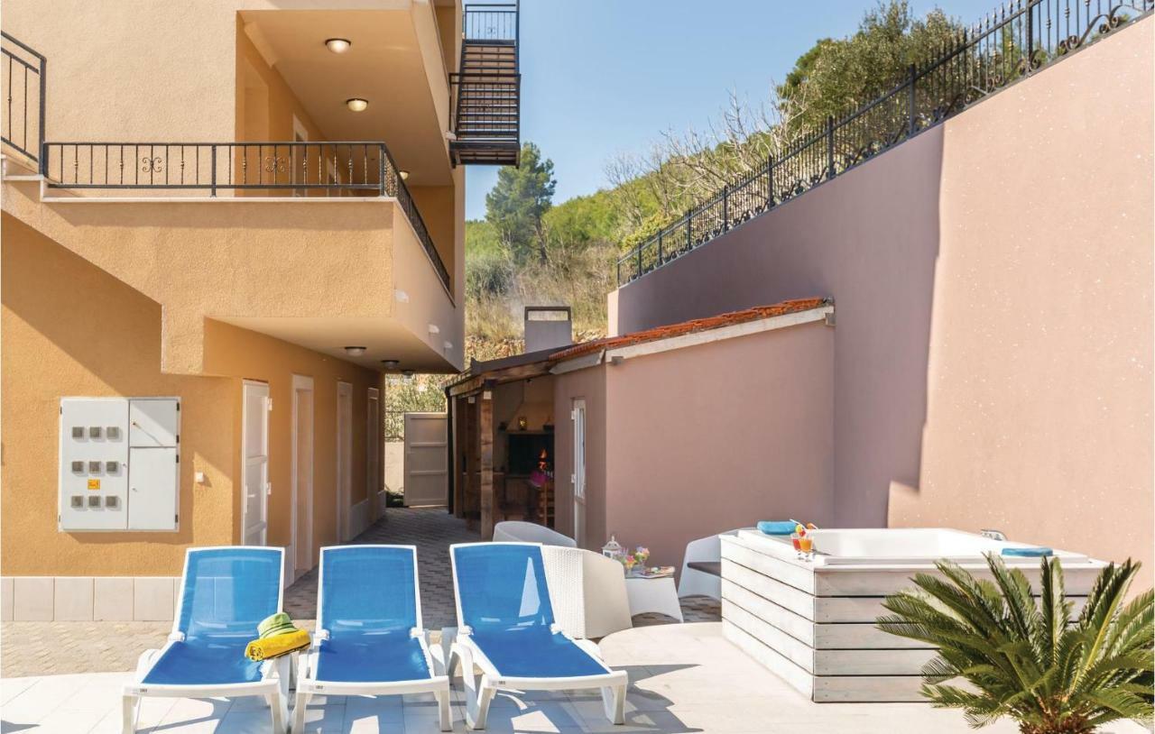 2 Bedroom Cozy Apartment In Makarska Dış mekan fotoğraf
