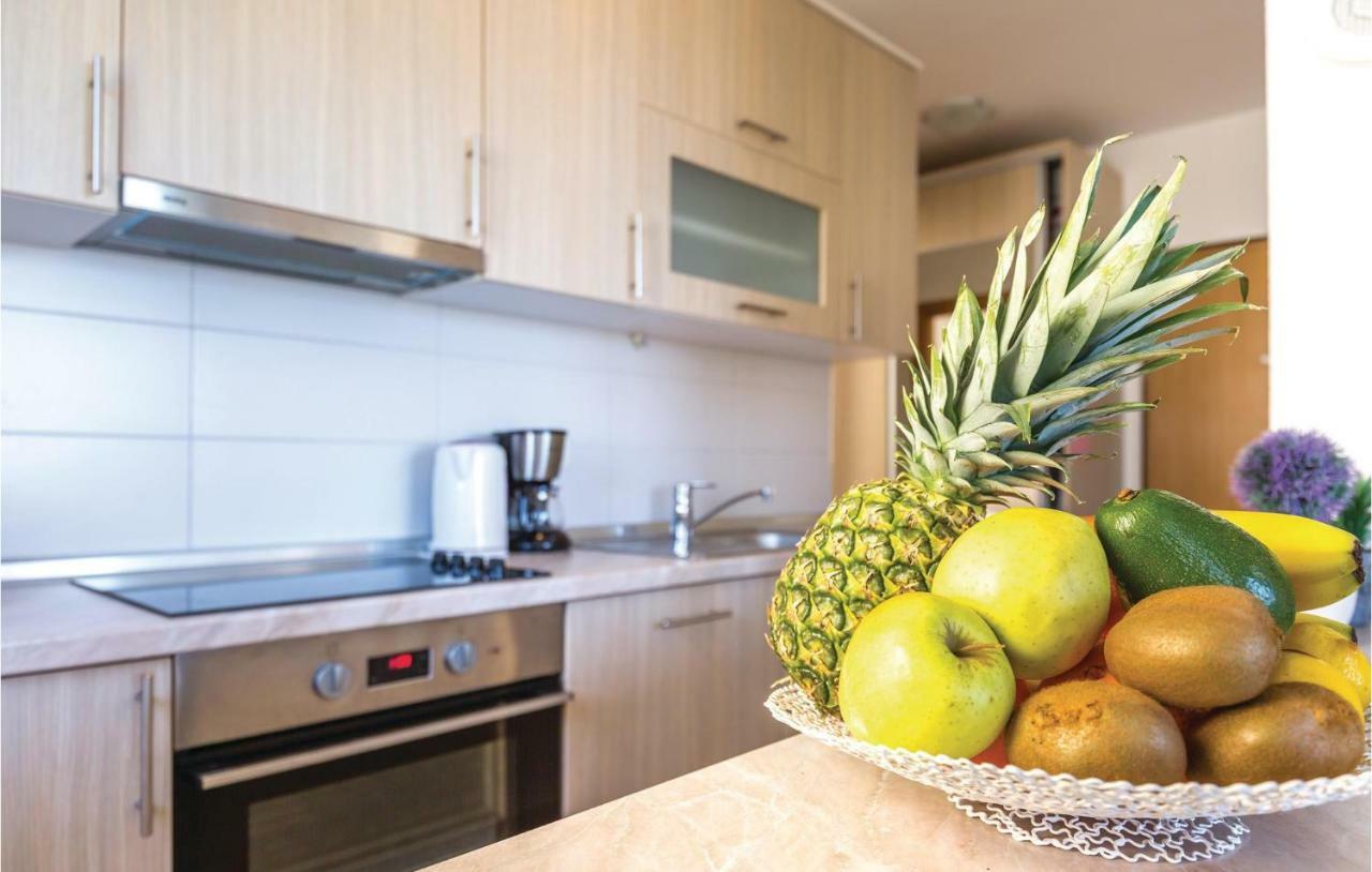2 Bedroom Cozy Apartment In Makarska Dış mekan fotoğraf